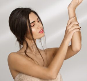 mujer con piel seca